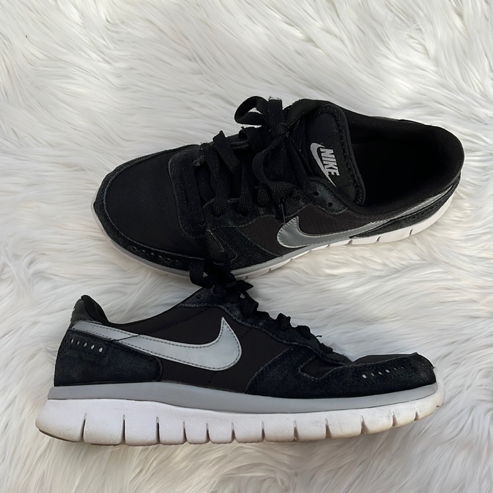 Nike Black, Silver, and White Suede Sneakers Tennis Shoes 🖤🪩 Size 7.5!